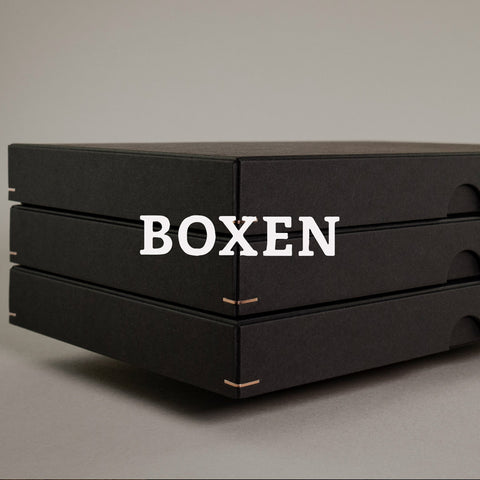 Handgefertigte schwarze Design Boxen, an Ecken mit kupferfarbenem Draht geheftet.