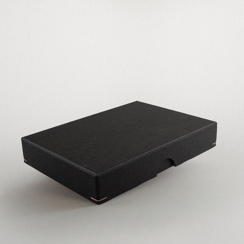 Schachtel A6 | 15,1 x 10,8 x 1,8 cm Schwarz | Box mit Deckel,DIN A6,Fotobox,Geschenkverpackung,Kraftkarton Schwarz,Postkartenbox,Schachtel,Schachtel mit Stülpdeckel,Schwarz