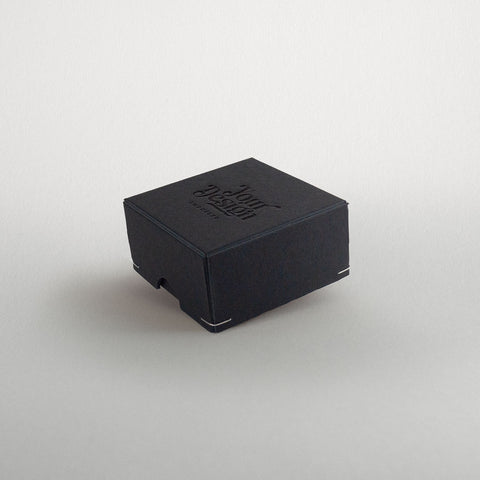 Schachtel | 6,5 x 6,5 x 3,5 cm Schwarz | mit Logo | Hochwertige Verpackung mit Eckenheftung und geprägtem Logo