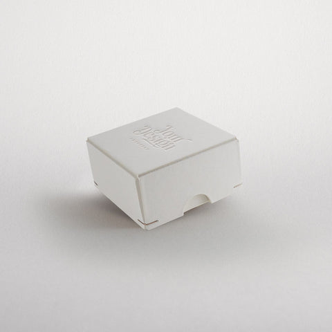 Schachtel | 6,5 x 6,5 x 3,5 cm Naturweiß | mit Logo | Hochwertige Verpackung mit Eckenheftung und geprägtem Logo