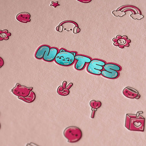 Nahaufnahme Letterpress Icons auf Kawaii Notizbuch – niedliches Bullet Journal rosa personalisierbar