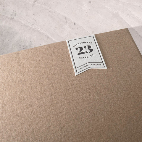 Letterpress Kalender 2023 - white - limitiert UNSER NEUER LIMITIERTER LETTERPRESS KALENDER IST DA.Mit viel Leidenschaft haben wir uns wieder ans Werk gesetzt und freuen uns, euch den neuen Kalender für 2023 vorstellen zu dürfen. Dieses Jahr gibt es ein pa