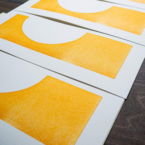Die Kunstdrucke DIVISION beim Trocknen nach dem ersten Druckvorgang mit der gelben Farbe.