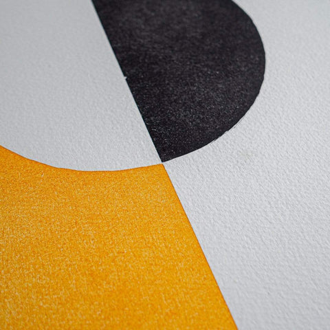Nahaufnahme der gelben und schwarzen Farbe auf dem Letterpress Kunstdruck 'DIVISION'. Strukturierte Oberfläche des 425 gm² starken Bockingford Aquarell Büttenkartons sichtbar.