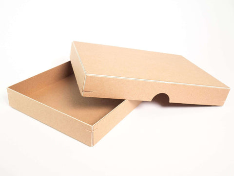 Handgefertigte Design Box aus Kraftkarton mit weißem Kern. Format 19cm x 13cm x 2,5cm. Die Drahtheftung an jeder Ecke verleiht der Box einen edlen Look.
