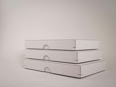 3 handgefertigte Design Boxen aus Graukarton. Format 23cm x 16,5cm x 2,5cm. Die Drahtheftung an jeder Ecke verleiht den Boxen einen edlen Look.