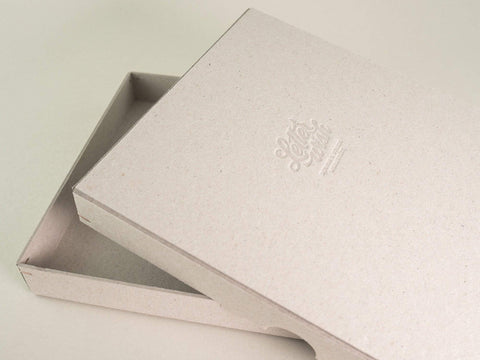 Handgefertigte Design Box aus Graukarton mit Letterwish Prägung als Beispiel für Personalisierung. Format 19cm x 13cm x 2,5cm. Die Drahtheftung an jeder Ecke verleiht der Box einen edlen Look.