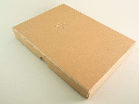 Handgefertigte Design Box aus Kraftkarton mit weißem Kern mit Letterwish Prägung als Beispiel für Personalisierung. Format 19cm x 13cm x 2,5cm. Die Drahtheftung an jeder Ecke verleiht der Box einen edlen Look.