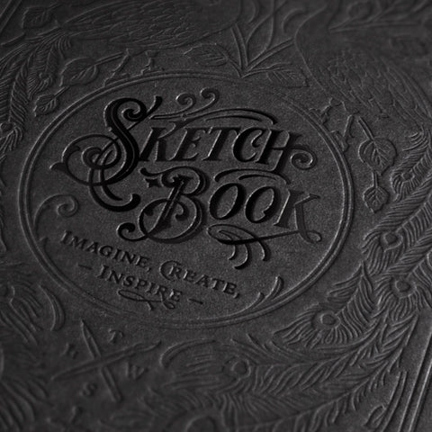 Skizzenbuch | Letterpress Sketchbook - Black Edition | Hochwertiges Skizzenbuch mit geprägtem Titel - Handarbeit