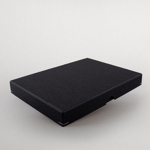 Schachtel | 17,4 x 12,8 x 2 cm Schwarz | Box mit Deckel,Fotobox,Geschenkverpackung,Kraftkarton Schwarz,Postkartenbox,Produktverpackung,Schachtel,Schachtel mit Stülpdeckel,Schwarz