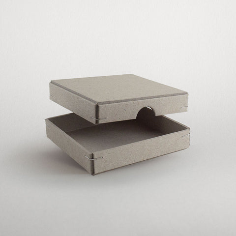 Schachtel | 8 x 8 x 1,5 cm Graukarton | mit Logo | Hochwertige Verpackung mit Eckenheftung und geprägtem Logo