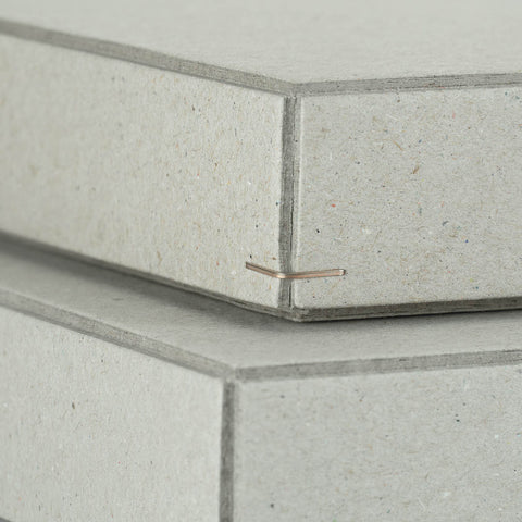 Individuell geprägte Schachtel | 23 x 16,5 x 2,5 cm - Graukarton | Hochwertige Verpackung mit Eckenheftung und geprägtem Logo