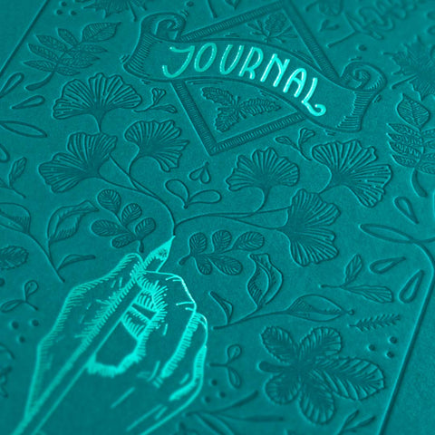 Letterpress Journal - Turquoise EINZIGARTIGES DESIGNEin Titel gespickt mit feinen geprägten Details und einer glänzenden Folienprägung.HOCHWERTIGES PAPIERFür den Titel und die Innenseiten werden ausschließlich Feinstpapiere eingesetzt.FÜR VIELE ZEICHENTEC