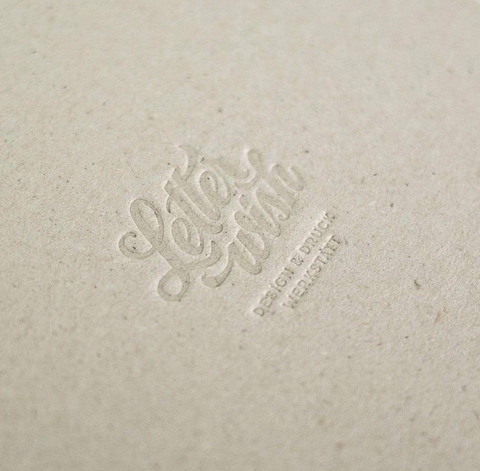 Individuell geprägte Schachtel | 23 x 16,5 x 2,5 cm - Graukarton | Hochwertige Verpackung mit Eckenheftung und geprägtem Logo