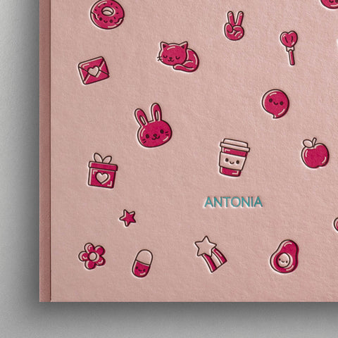 Personalisierbares Kawaii Notizbuch mit Name in blauer Heißfolienprägung – Bullet Journal rosa