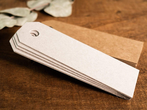 8 hochwertige handgefertigte Geschenkanhänger zum selbst gestalten aus Kraftpapier mit Lochung. 4 Anhänger in Kraftkarton Natur, 4 Anhänger aus Graukarton. Format 4cm x 12cm.