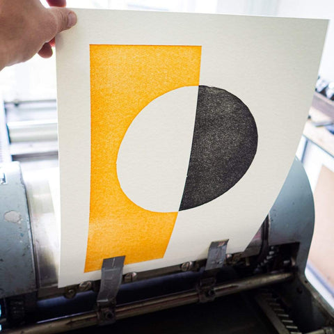 Ansicht des Letterpress Kunstdruckes DIVISION direkt nach dem Druck.
