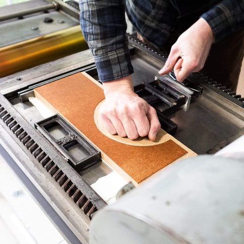 Druckform für den Letterpress Kunstdruck DIVISION wird in Druckmaschine festgespannt.