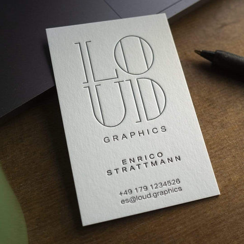 Geprägte Visitenkarte in Schwarz mit Letterpress für individuelles Design. Deine Visitenkarte, die Eindruck hinterlässt.