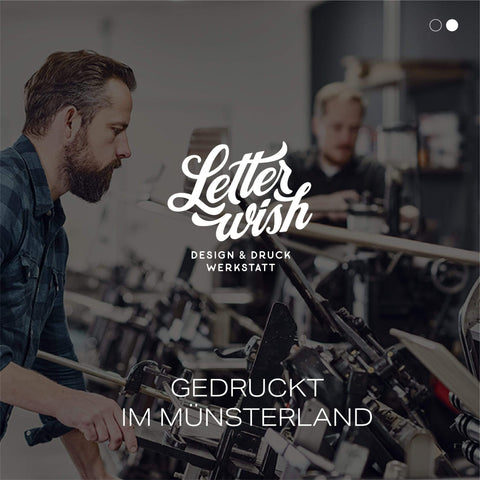 Zwei Drucker in einer Werkstatt bei der Arbeit an Letterpress-Drucken im Münsterland.