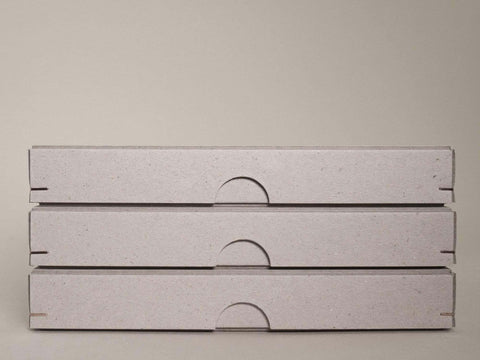 Frontalansicht von 3 handgefertigten Design Boxen aus Graukarton. Format 19cm x 13cm x 2,5cm. Die Drahtheftung an jeder Ecke verleiht den Boxen einen edlen Look.