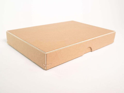 Handgefertigte Design Box aus Kraftkarton mit weißem Kern. Format 19cm x 13cm x 2,5cm. Die Drahtheftung an jeder Ecke verleiht der Box einen edlen Look.