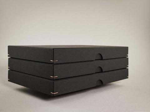 Drei handgefertigte schwarze Boxen. Maße 19cm x 13cm x 2,5cm. Die Drahtheftung an jeder Ecke verleiht den Boxen einen hochwertigen Look.