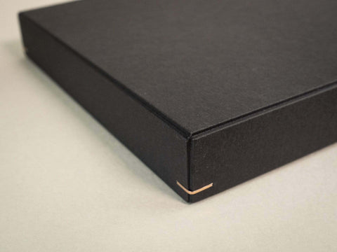 Detailansicht der handgefertigten schwarzen Design Box. Maße 19cm x 13cm x 2,5cm. Die Drahtheftung an jeder Ecke verleiht der Box einen hochwertigen Look.