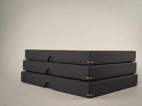 Drei handgefertigte schwarze Design Boxen. Maße 19cm x 13cm x 2,5cm. Die Drahtheftung an jeder Ecke verleiht den Boxen einen hochwertigen Look.
