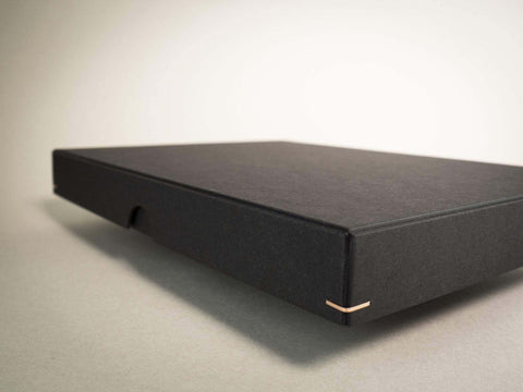 Seitenansicht der handgefertigten schwarzen Design Box. Maße 19cm x 13cm x 2,5cm. Die Drahtheftung an jeder Ecke verleiht der Box einen hochwertigen Look.