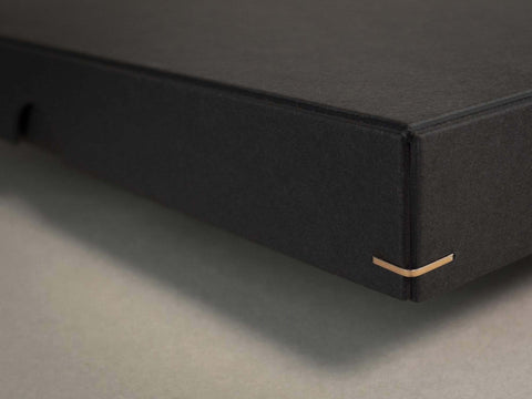 Detailansicht der handgefertigten schwarzen Design Box. Maße 23cm x 16,5cm x 2,5cm. Die Drahtheftung an jeder Ecke verleiht der Box einen hochwertigen Look.