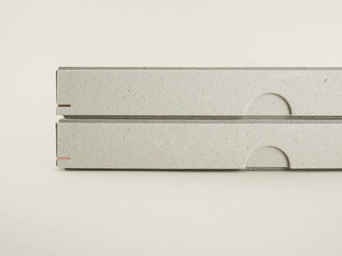Detailansicht von zwei handgefertigten Design Boxen aus Graukarton. Format 19cm x 13cm x 2,5cm. Die Drahtheftung an jeder Ecke verleiht den Boxen einen edlen Look.