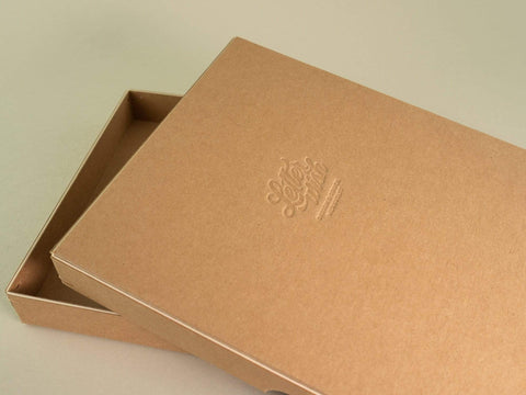 Handgefertigte Design Box aus Kraftkarton mit weißem Kern mit Letterwish Prägung als Beispiel für Personalisierung. Format 19cm x 13cm x 2,5cm. Die Drahtheftung an jeder Ecke verleiht der Box einen edlen Look.