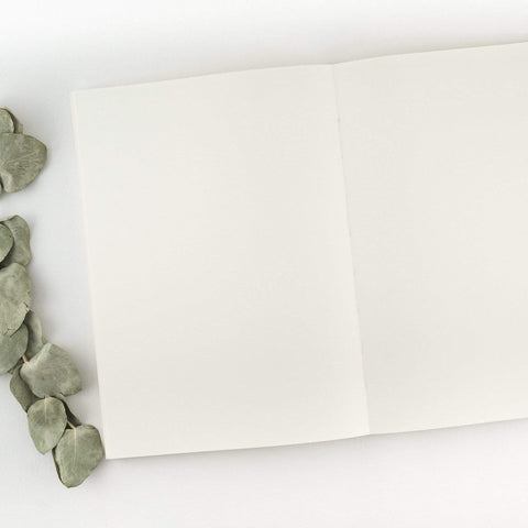 Letterpress Kindertagebuch 'Hey Baby' mit aufgeschlagener Doppelseite, blanko Seiten. Flaches Aufschlagverhalten durch offene Fadenbindung.